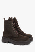 Schräge Frontalansicht der dunkelbraunen Damen-Stiefeletten aus Veloursleder mit Schnürung und Plateausohle