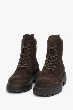 Frontale Perspektive der Velours-Stiefeletten für Damen mit markanter Plateausohle
