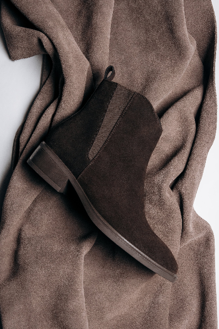 Dunkelbraune Damen-Stiefeletten aus feinstem Veloursleder.