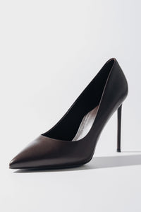 Schrägansicht des dunkelbraunen Damen-Stilettos aus Echtleder mit spitzer Kappe und 10,5 cm Absatz 