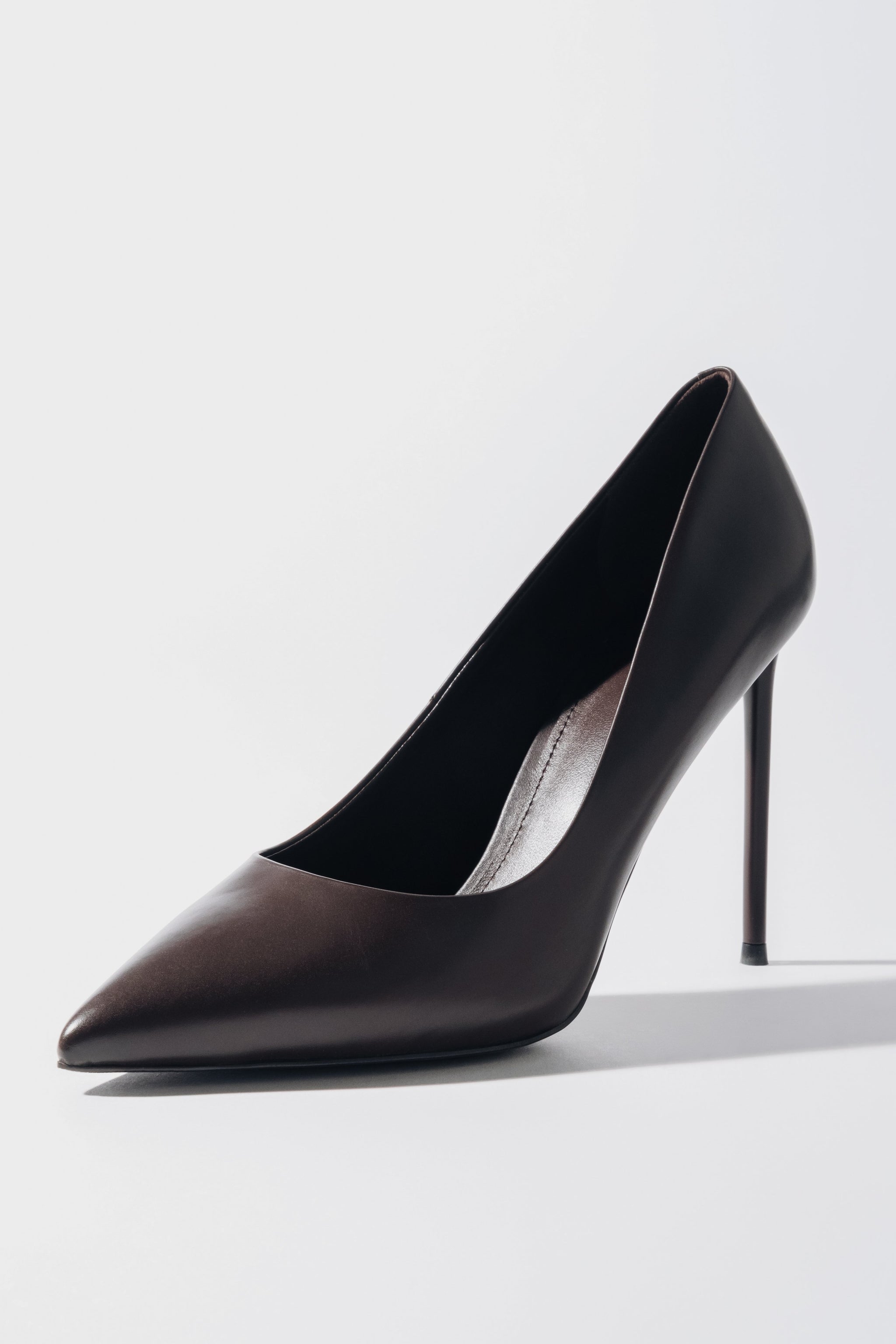 Schrägansicht des dunkelbraunen Damen-Stilettos aus Echtleder mit spitzer Kappe und 10,5 cm Absatz 
