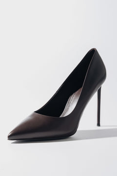 Schrägansicht des dunkelbraunen Damen-Stilettos aus Echtleder mit spitzer Kappe und 10,5 cm Absatz 
