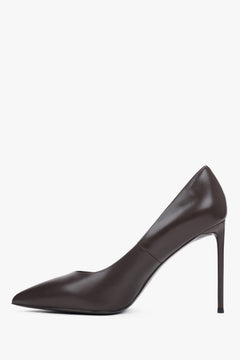 Klassisches Seitenprofil des eleganten dunkelbraunen Leder-Pumps 