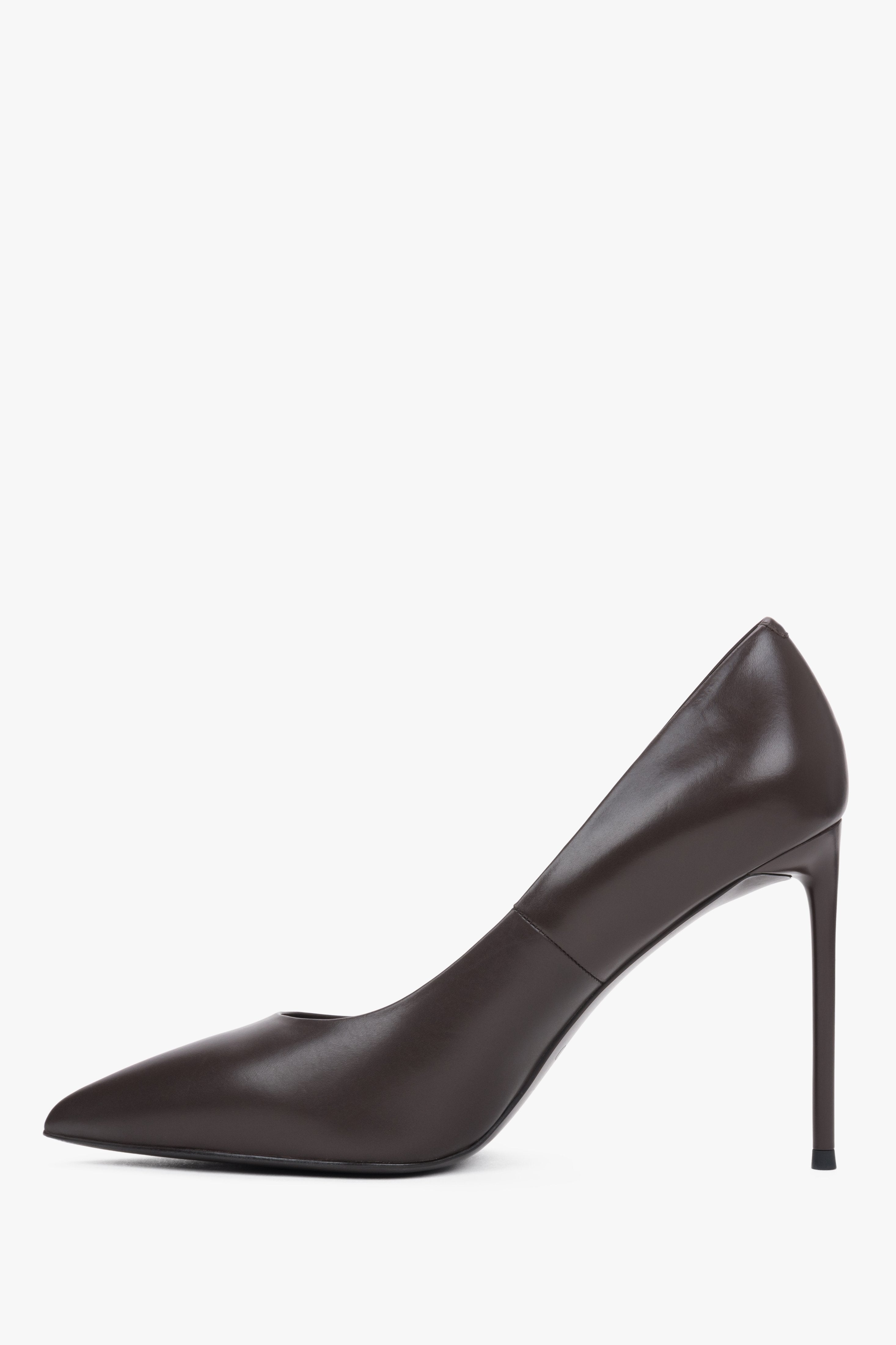 Klassisches Seitenprofil des eleganten dunkelbraunen Leder-Pumps 
