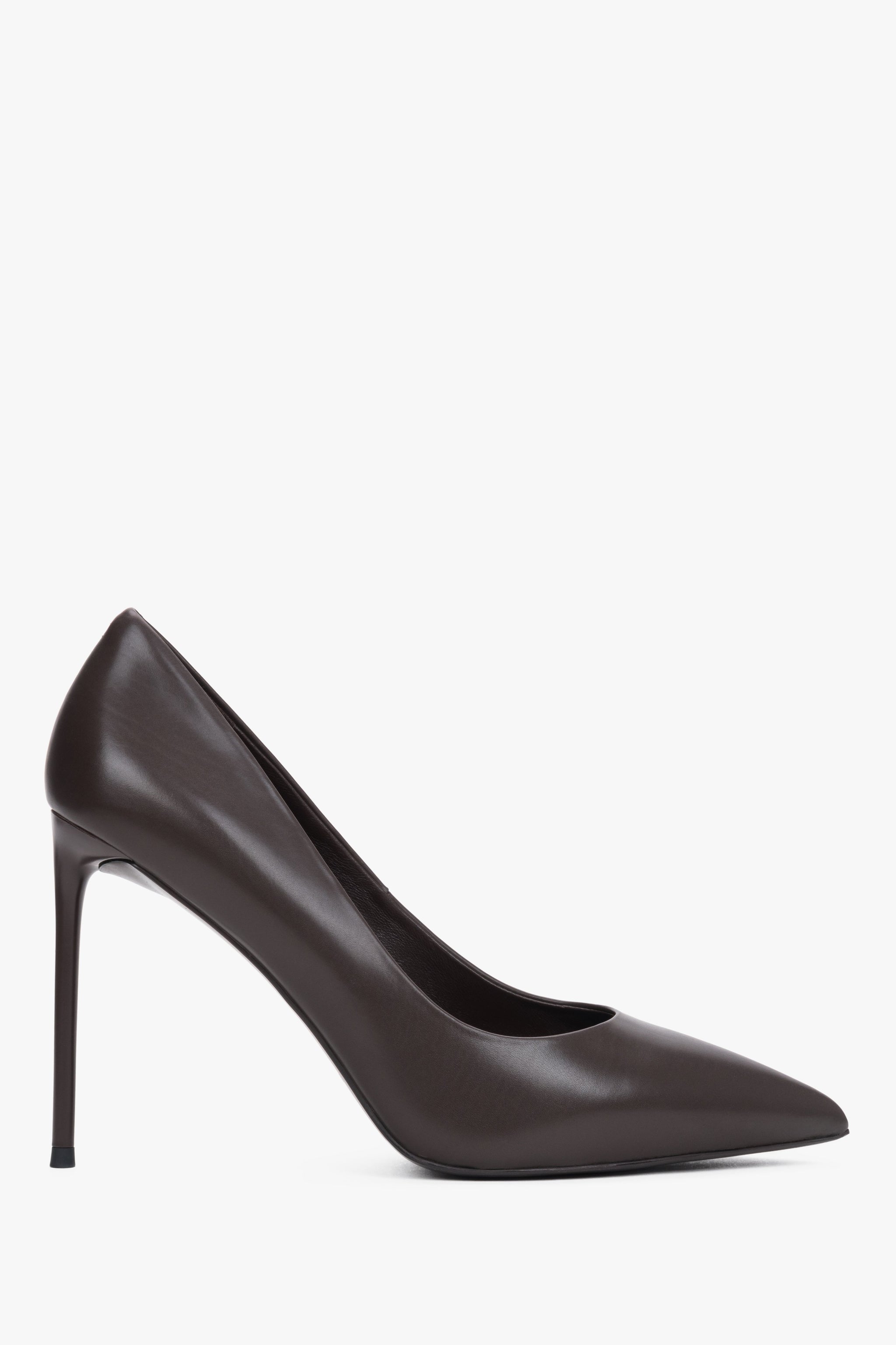 Zweites Seitenprofil des Stilettos, das den präzise ausbalancierten, 10,5 cm hohen Absatz zeigt 