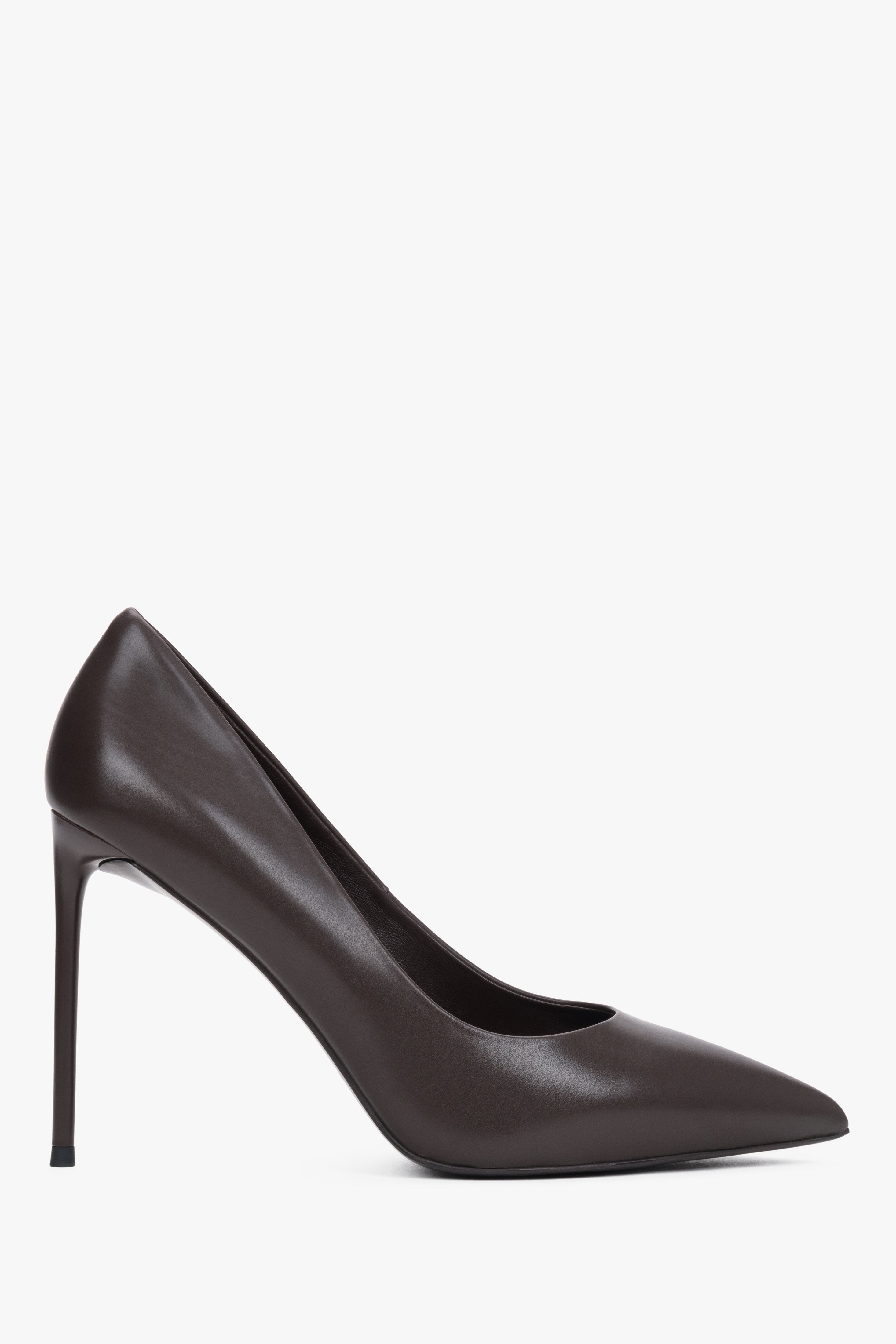 Zweites Seitenprofil des Stilettos, das den präzise ausbalancierten, 10,5 cm hohen Absatz zeigt 