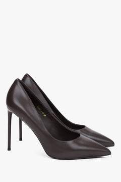 Seitliche Schrägansicht des Paares, die den eleganten Slip-on-Schnitt und das glatte braune Leder betont 