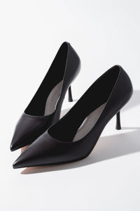 Schrägansicht des eleganten dunkelbraunen Damen-Stilettos aus Echtleder mit spitzer Kappe und 8,5 cm Pfennigabsatz 
