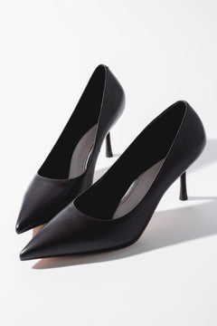 Schrägansicht des eleganten dunkelbraunen Damen-Stilettos aus Echtleder mit spitzer Kappe und 8,5 cm Pfennigabsatz 