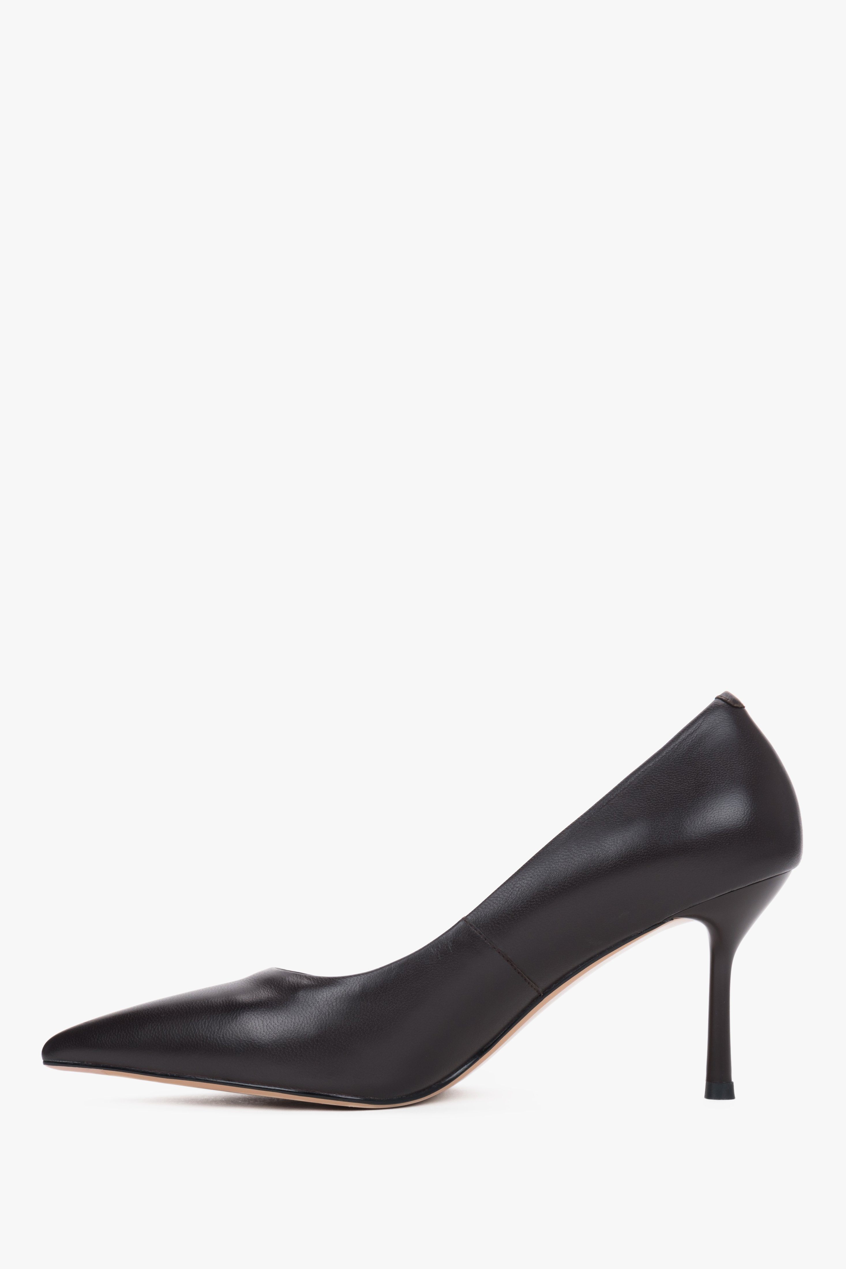 Klassisches Seitenprofil des eleganten dunkelbraunen Damen-Stilettos aus Echtleder mit spitzer Kappe und Absatz