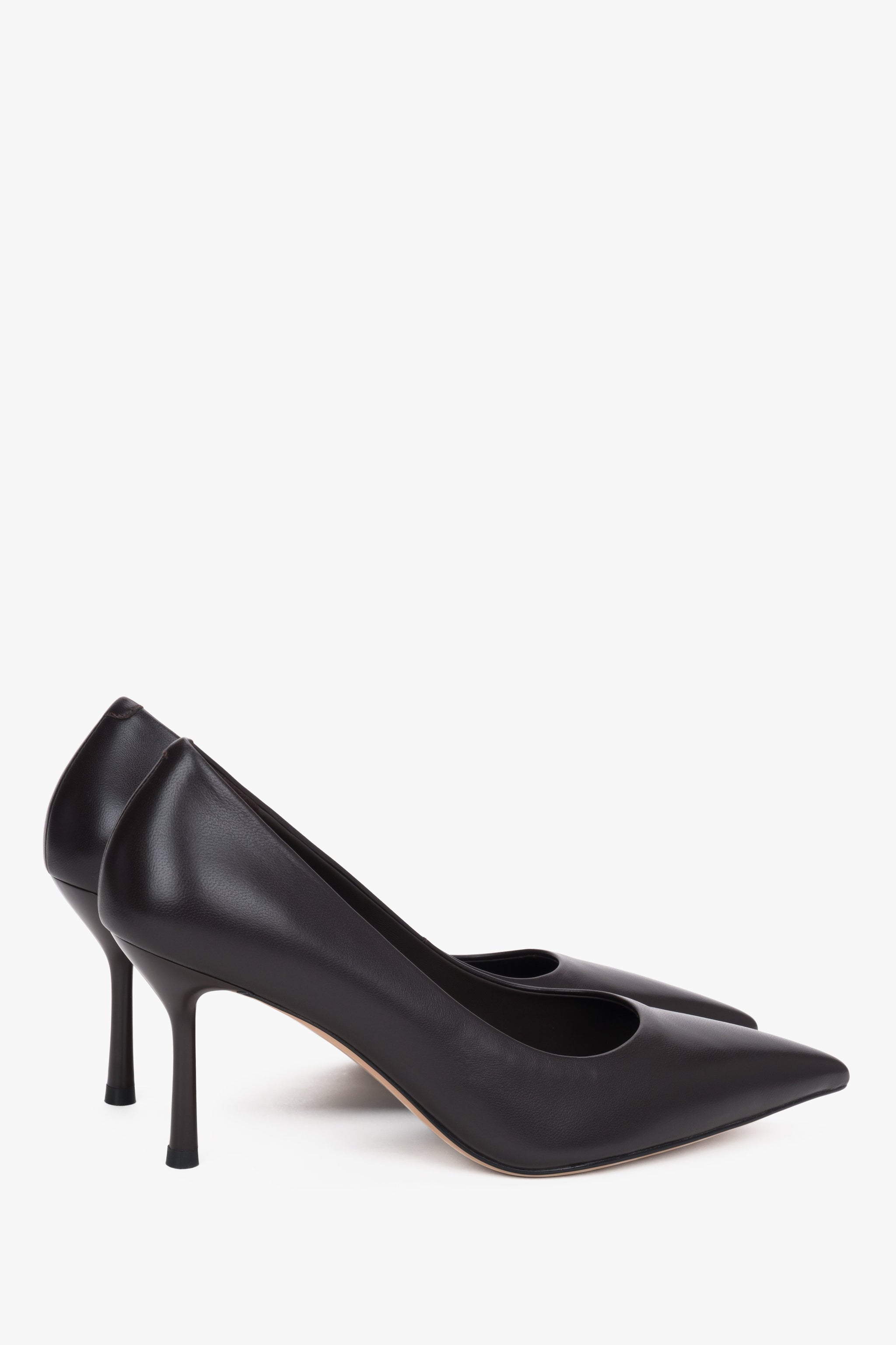 Zweites Seitenprofil des Stilettos mit Fokus auf die präzise Linienführung und den stabilen Absatz 