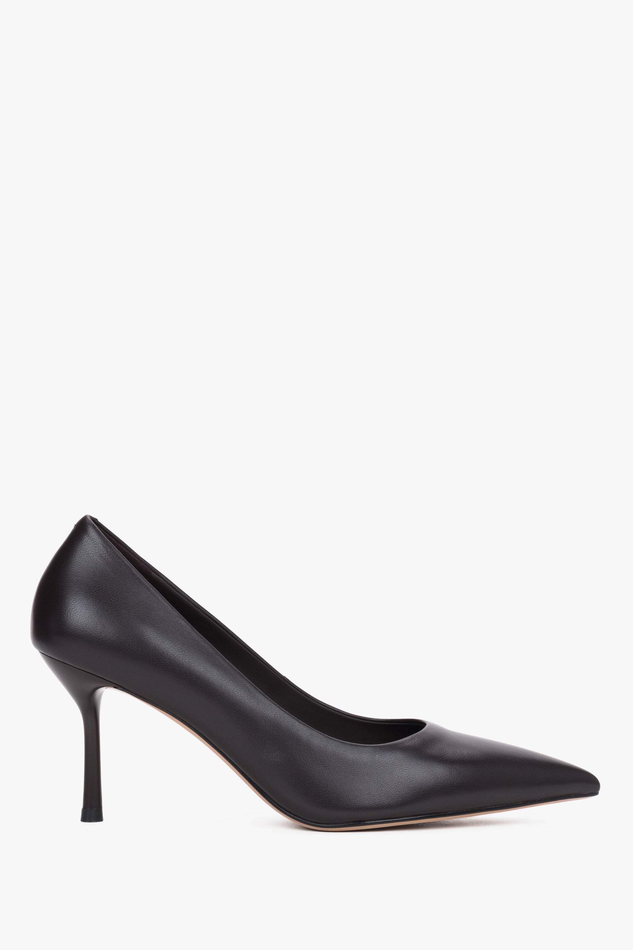 Sauberes Seitenprofil des linken dunkelbraunen Stilettos mit gummierter Sohle für sicheren Halt 