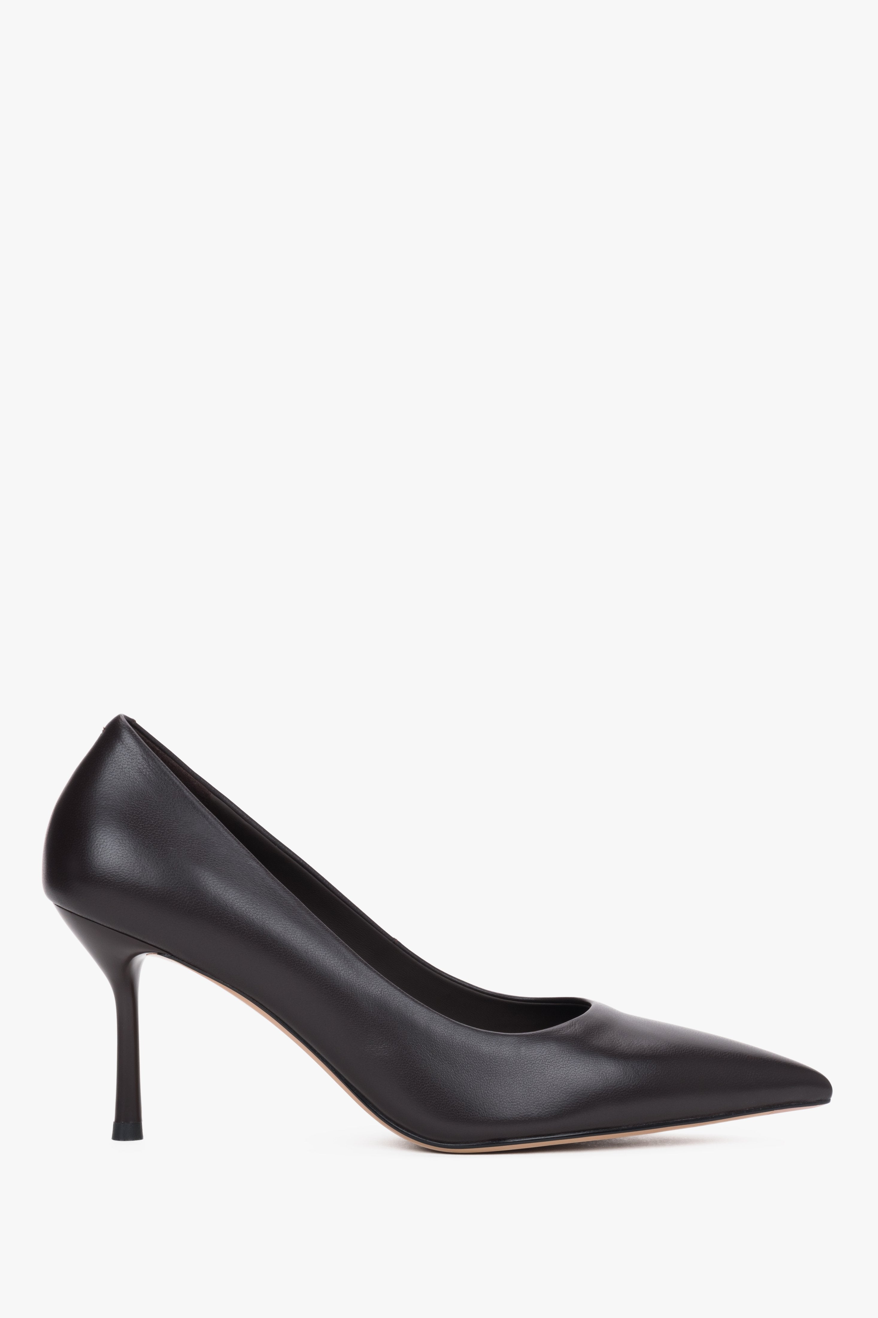 Sauberes Seitenprofil des linken dunkelbraunen Stilettos mit gummierter Sohle für sicheren Halt 
