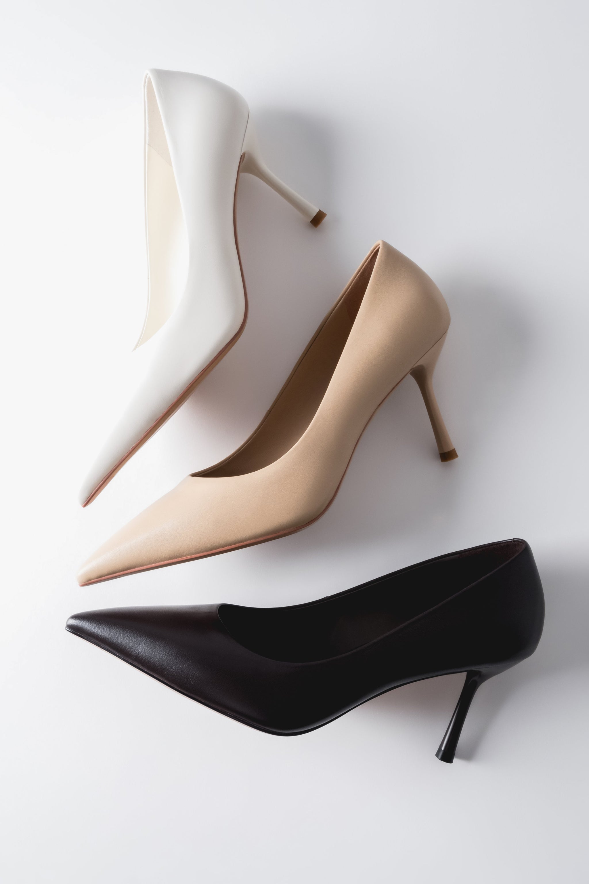 Kreative Draufsicht auf die drei Farbvarianten der Stilettos aus der neuen Kollektion