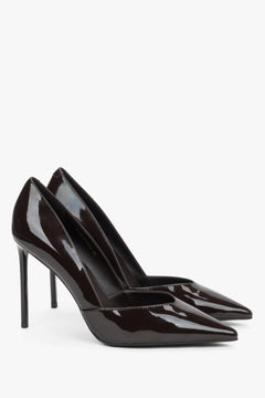 Schräge Frontalansicht der eleganten dunkelbraunen Lack-Stilettos mit spitzer Zehenpartie