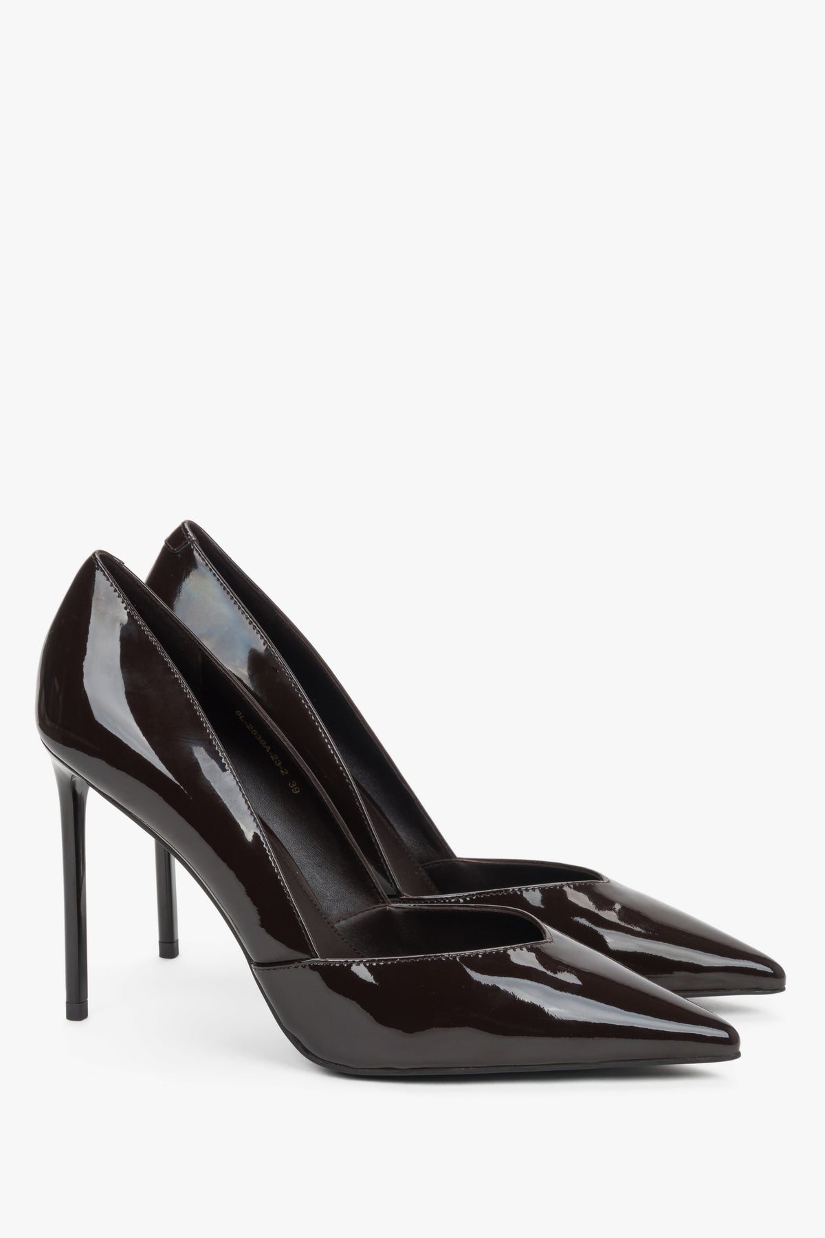 Schräge Frontalansicht der eleganten dunkelbraunen Lack-Stilettos mit spitzer Zehenpartie