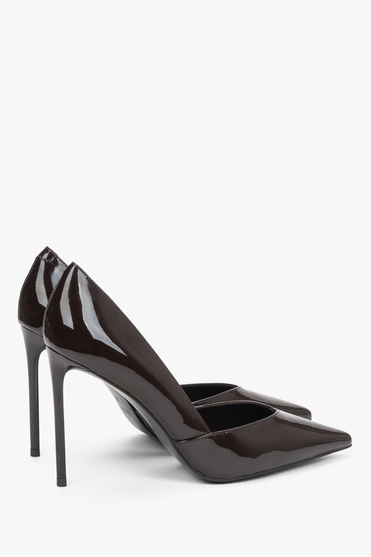 Rückwärtige schräge Perspektive der dunkelbraunen Stilettos mit 10,5-cm-Absatz