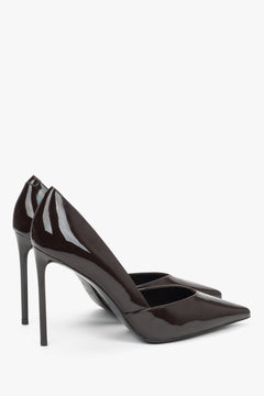 Rückwärtige schräge Perspektive der dunkelbraunen Stilettos mit 10,5-cm-Absatz