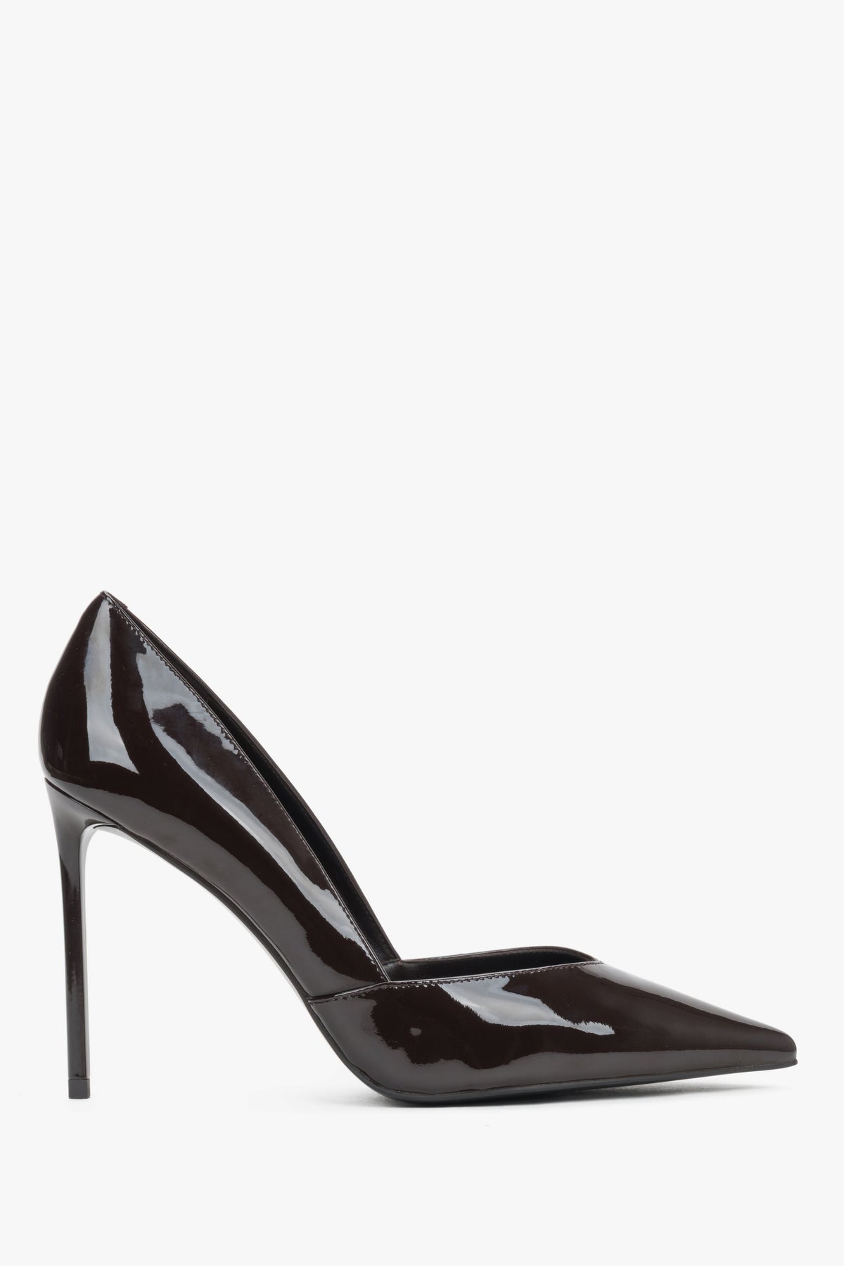 Seitliche Ansicht des dunkelbraunen Damen-Stilettos mit aufgebogener Spitze