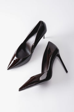 Künstlerische, diagonale Draufsicht auf das Paar dunkelbrauner Damen-Stilettos aus Lackleder