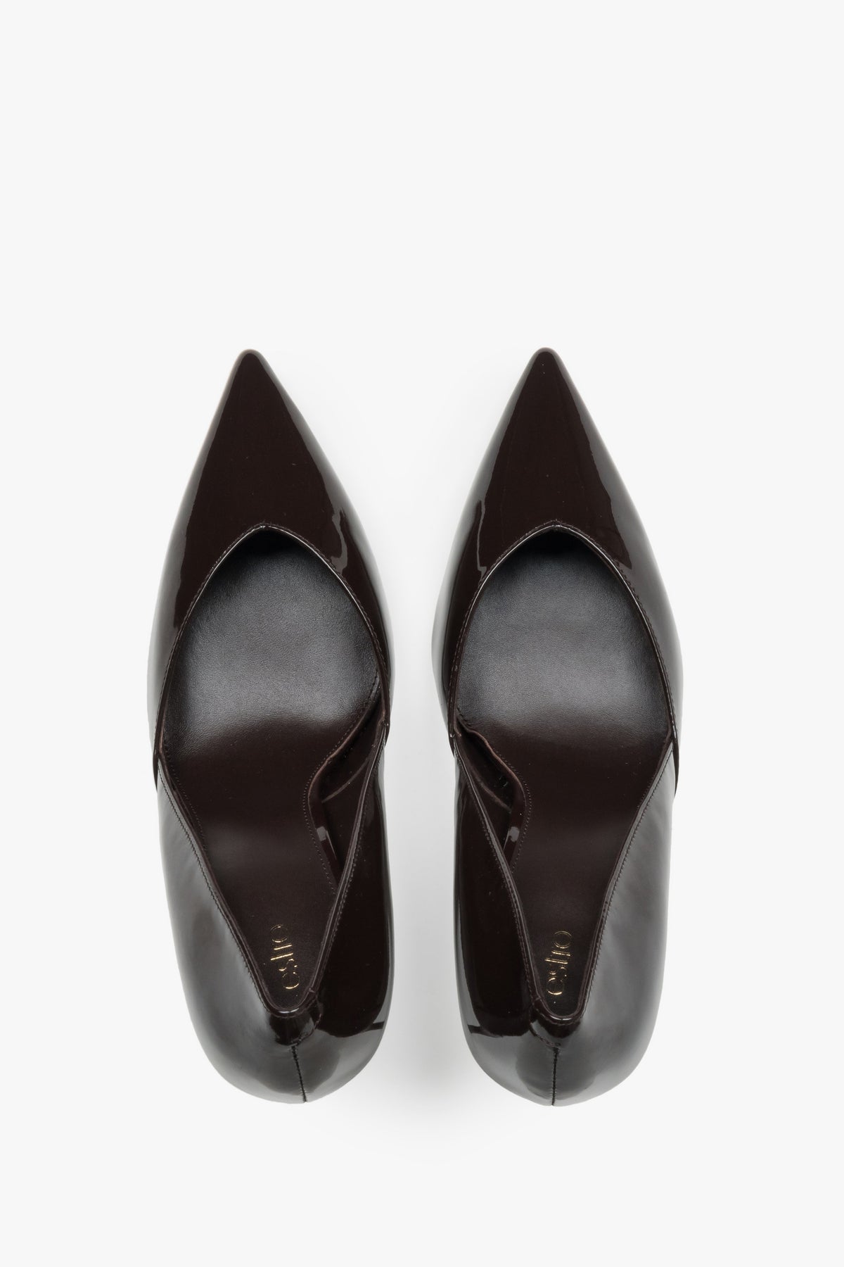 Künstlerische, diagonale Draufsicht auf das Paar dunkelbrauner Damen-Stilettos aus Lackleder