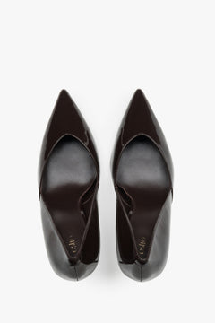 Künstlerische, diagonale Draufsicht auf das Paar dunkelbrauner Damen-Stilettos aus Lackleder
