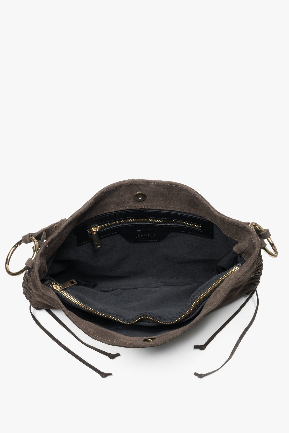 Geöffnete Ansicht der dunkelbraunen Handtasche mit Blick auf das Innenfutter