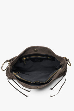 Geöffnete Ansicht der dunkelbraunen Handtasche mit Blick auf das Innenfutter