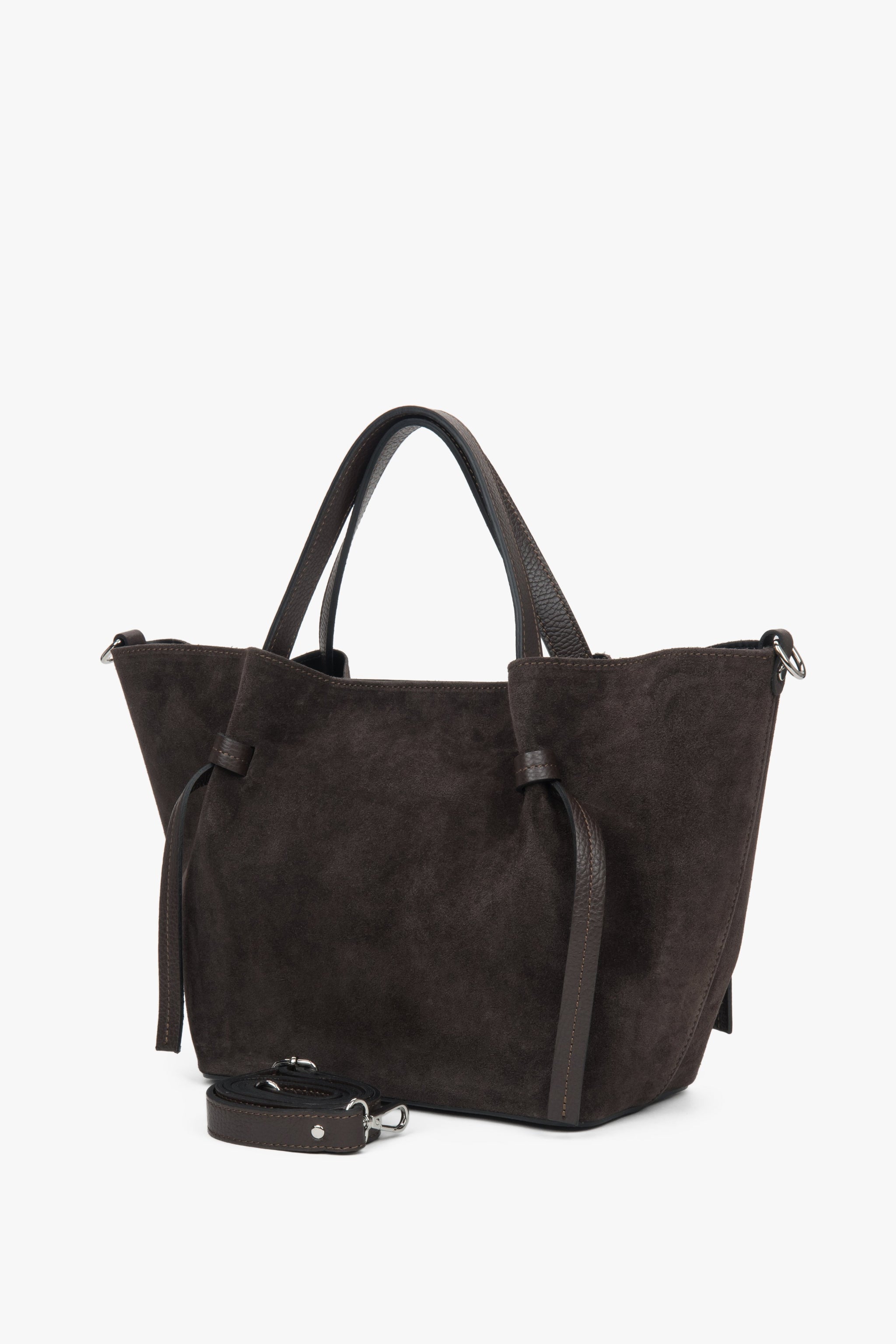 Schrägansicht der Tasche zur Veranschaulichung der seitlichen Riemen und der Tiefe