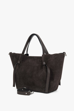 Schrägansicht der Tasche zur Veranschaulichung der seitlichen Riemen und der Tiefe