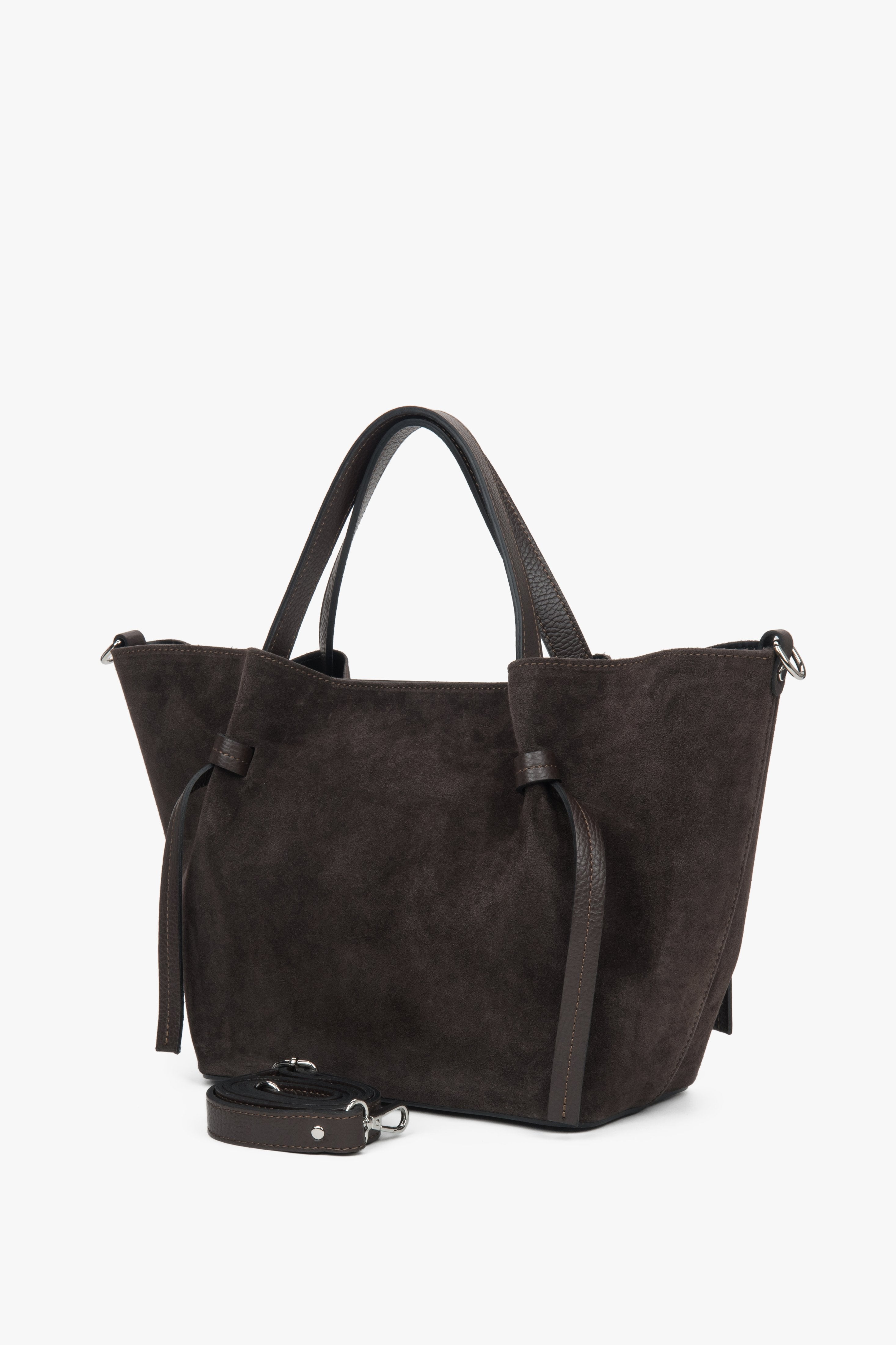 Schrägansicht der Tasche zur Veranschaulichung der seitlichen Riemen und der Tiefe