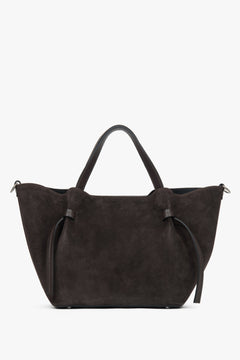 Rückseite der dunkelbraunen Shopper-Tasche im minimalistischen Design