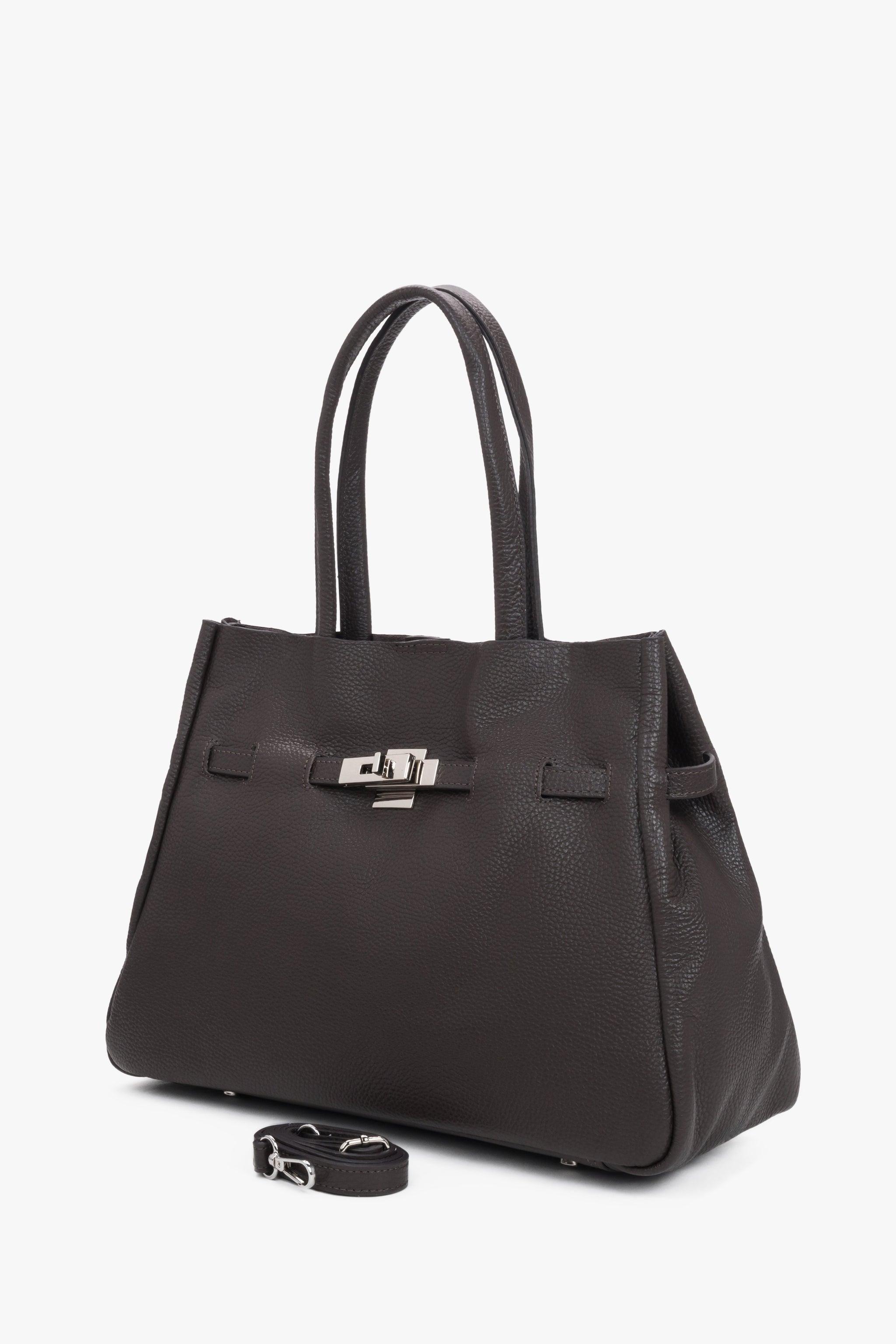 Schrägansicht der strukturierten dunkelbraunen Damen Tote-Bag aus Premium-Echtleder 