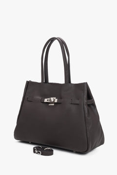 Schrägansicht der strukturierten dunkelbraunen Damen Tote-Bag aus Premium-Echtleder 