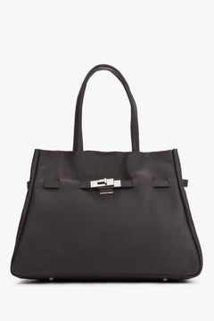 Direkte Frontalansicht der dunkelbraunen Echtleder-Handtasche mit formschönen Griffen 