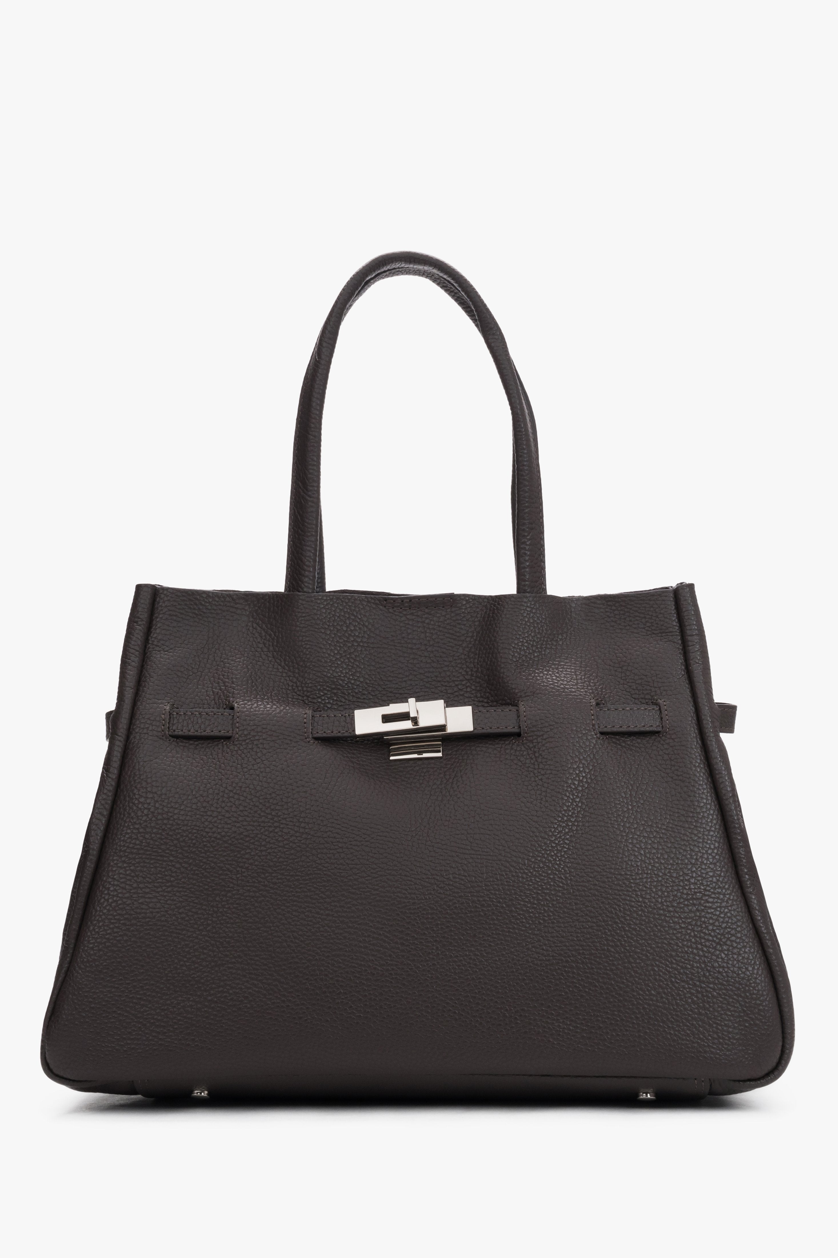 Direkte Frontalansicht der dunkelbraunen Echtleder-Handtasche mit formschönen Griffen 