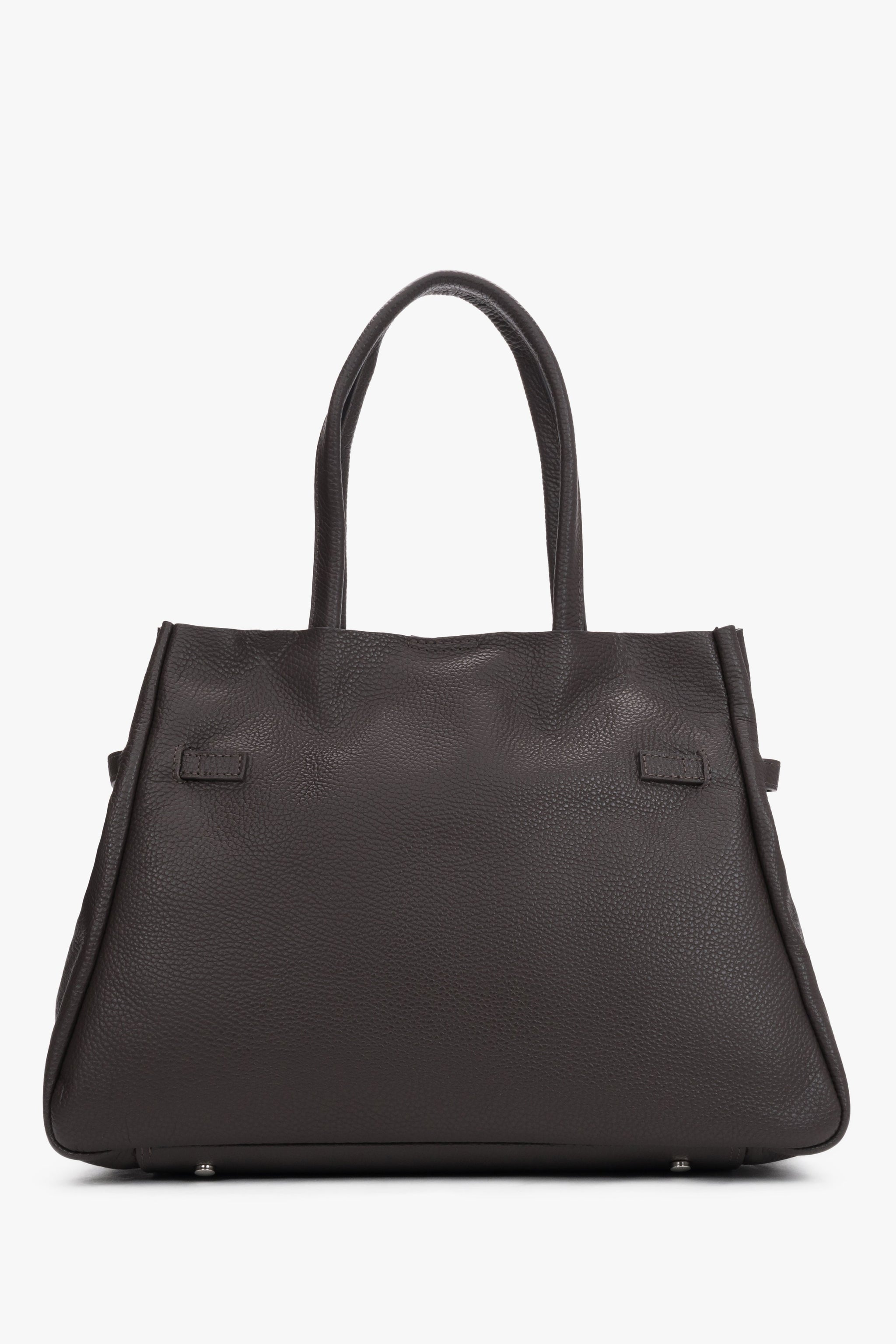 Rückansicht der eleganten dunkelbraunen Tote-Bag, die die architektonische Form zeigt 