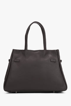 Rückansicht der eleganten dunkelbraunen Tote-Bag, die die architektonische Form zeigt 