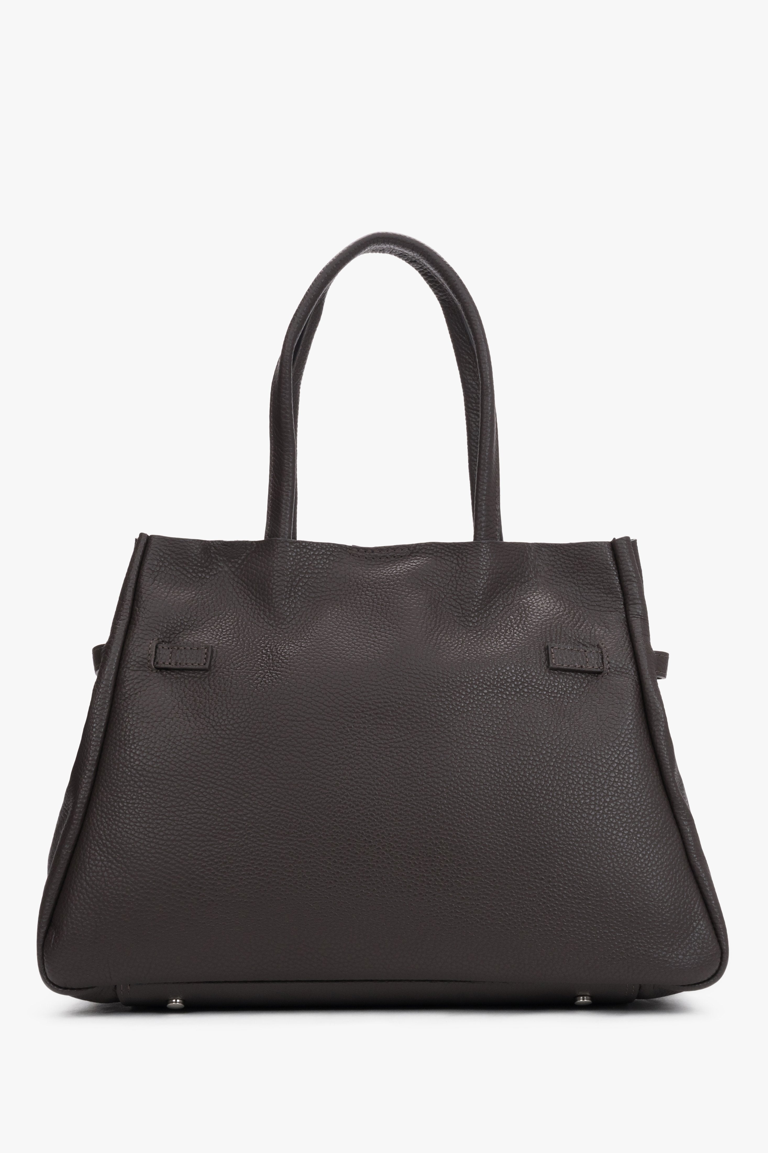 Rückansicht der eleganten dunkelbraunen Tote-Bag, die die architektonische Form zeigt 