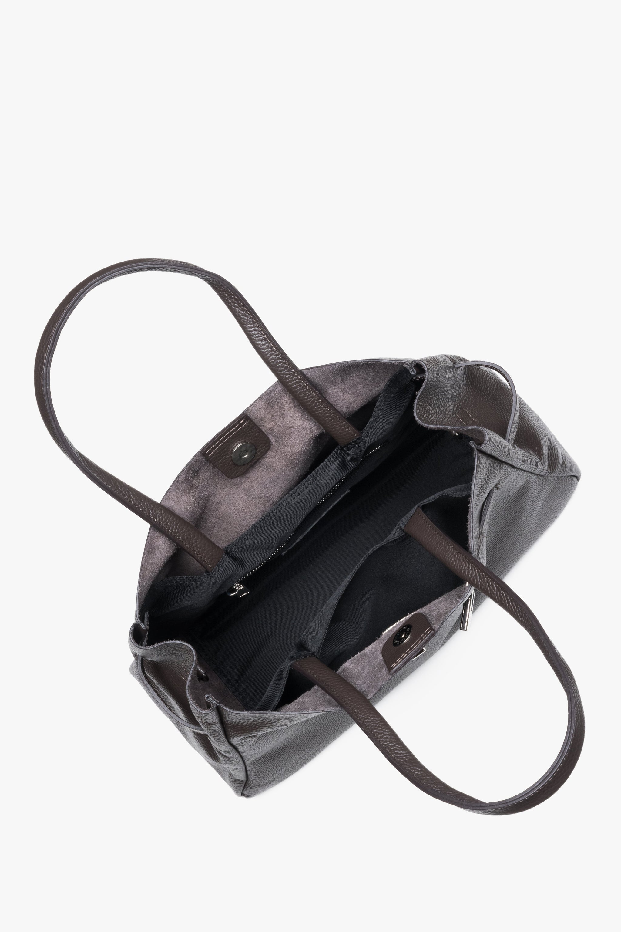 Blick von oben in die geöffnete dunkelbraune Handtasche, die drei geräumige Fächer für A4-Dokumente zeigt 