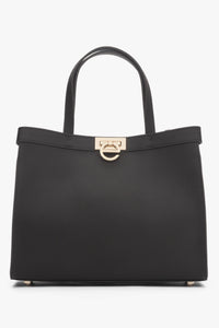 Frontansicht der eleganten Estro Handtasche in Dunkelbraun mit Fokus auf den Logo-Verschluss.