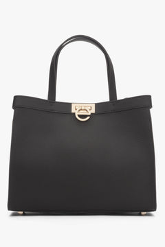 Frontansicht der eleganten Estro Handtasche in Dunkelbraun mit Fokus auf den Logo-Verschluss.
