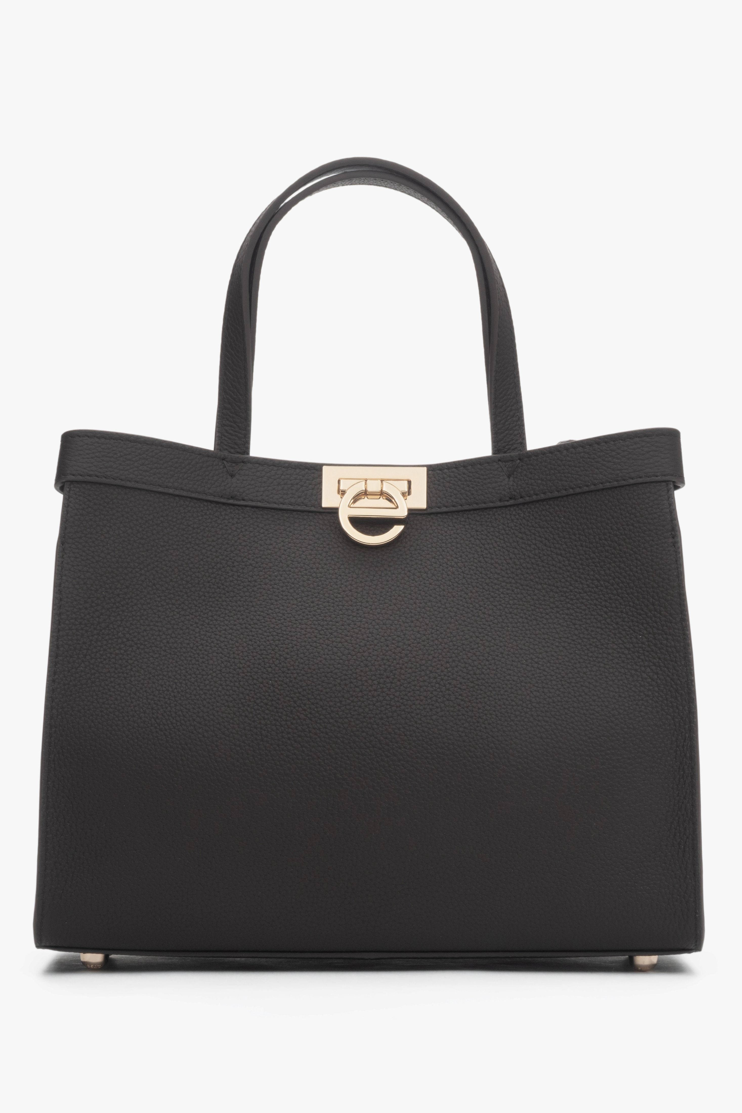 Frontansicht der eleganten Estro Handtasche in Dunkelbraun mit Fokus auf den Logo-Verschluss.