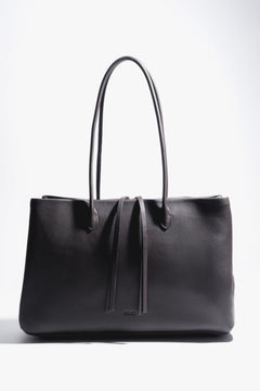 Frontalansicht der dunkelbraunen Damen-Handtasche mit markanten Lederbändchen am Reißverschluss