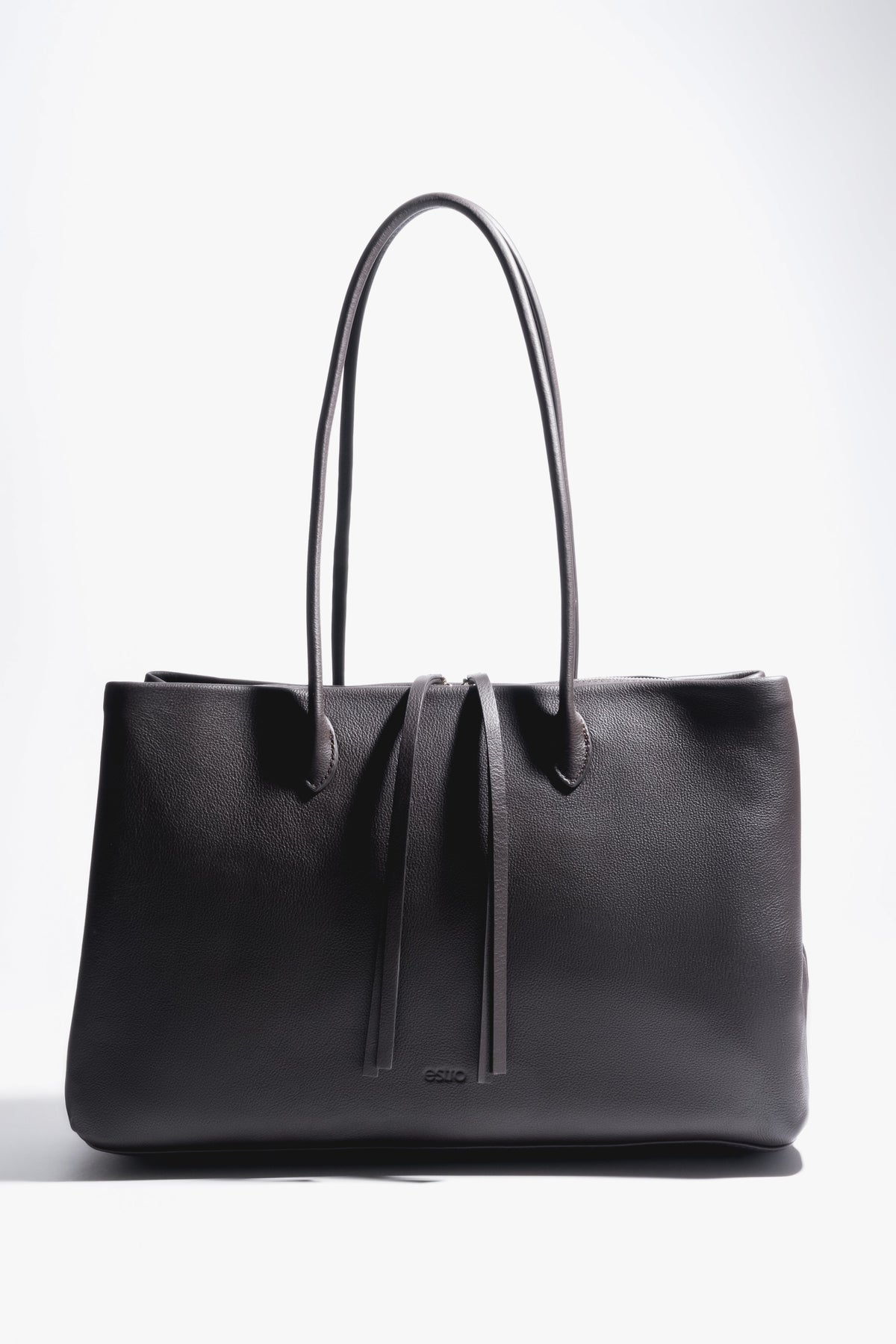 Frontalansicht der dunkelbraunen Damen-Handtasche mit markanten Lederbändchen am Reißverschluss