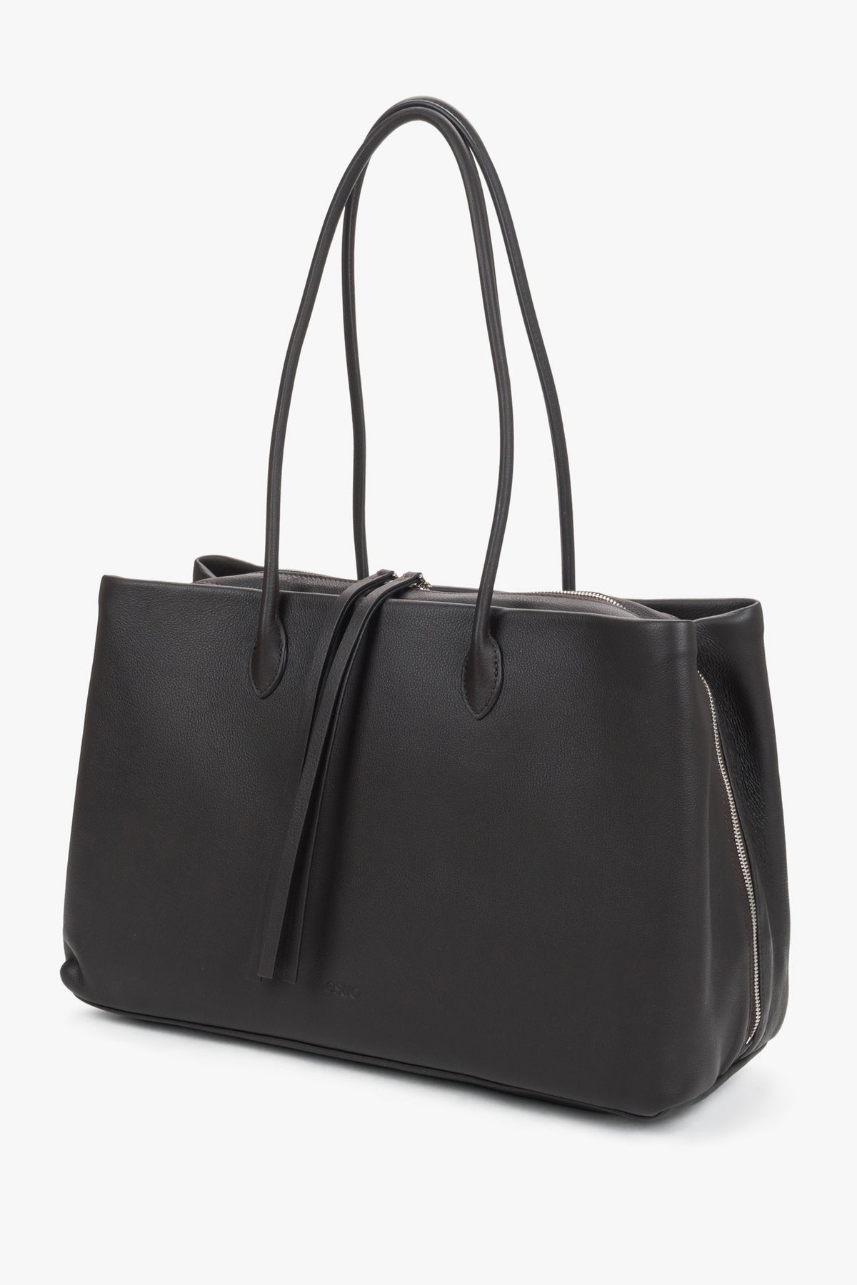 Leicht seitliche Frontalperspektive der geräumigen Damen-Ledertasche im A4-Format