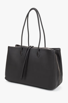 Leicht seitliche Frontalperspektive der geräumigen Damen-Ledertasche im A4-Format