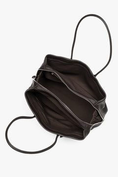 Blick von oben in die geöffnete Tote-Bag, der die dreifache Fächeraufteilung im Inneren zeigt