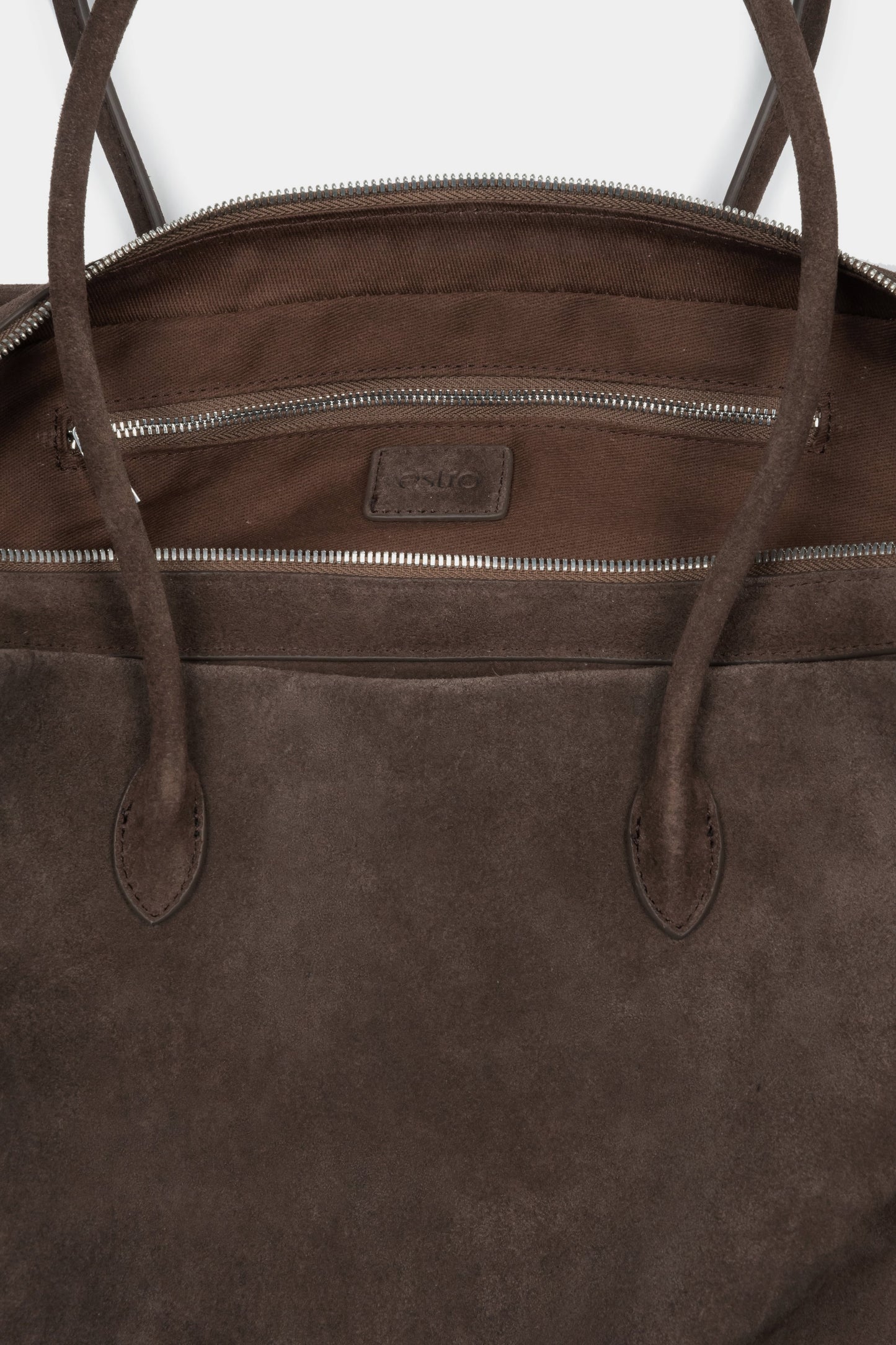 Innenansicht der dunkelbraunen Velours-Tasche mit drei Fächern und Textilfutter.