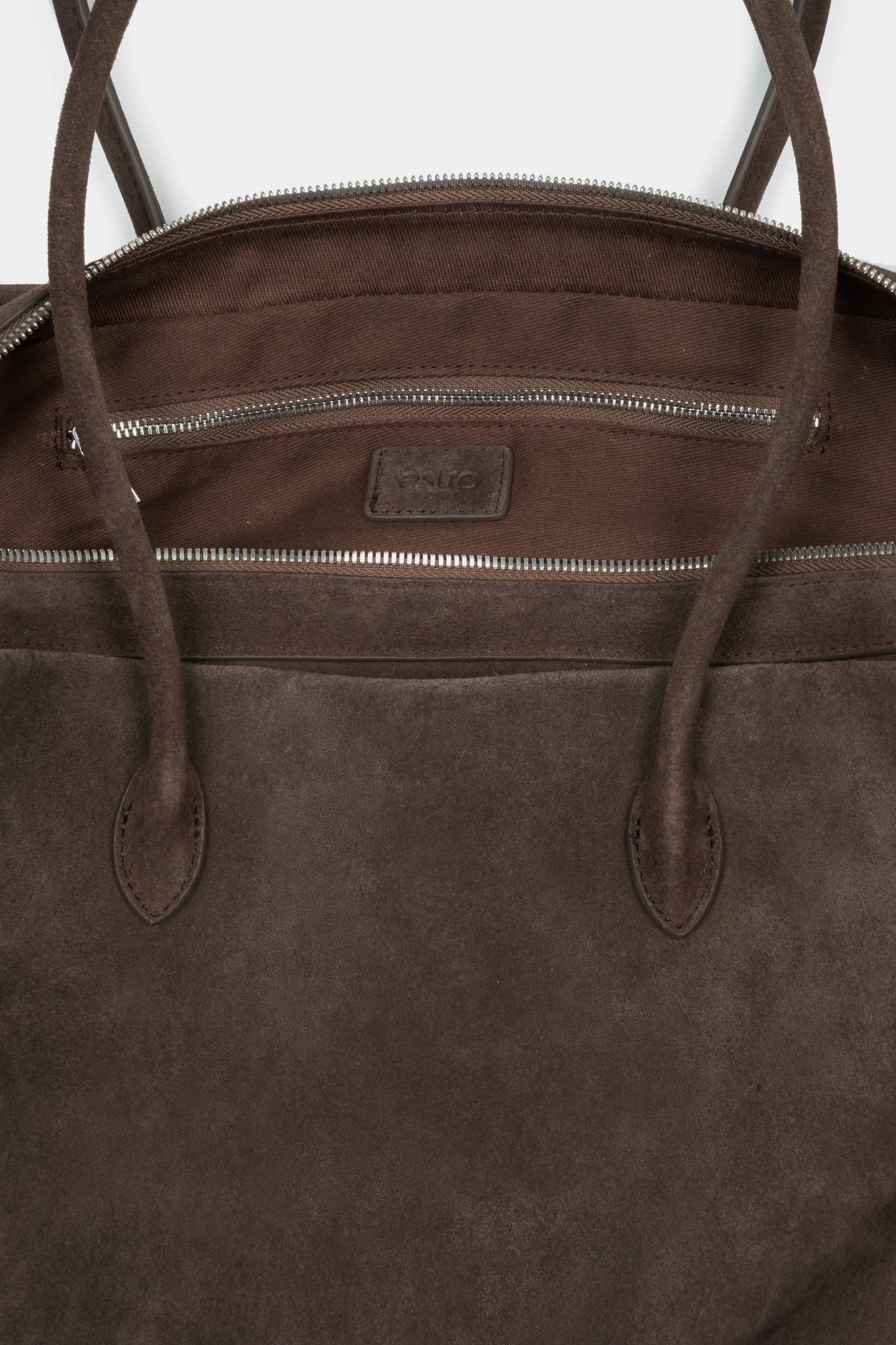 Innenansicht der dunkelbraunen Velours-Tasche mit drei Fächern und Textilfutter.